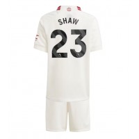 Otroški Nogometni dresi Manchester United Luke Shaw #23 Tretji 2023-24 Kratek Rokav (+ Kratke hlače)